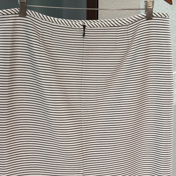 Calvin Klein Skirt - White with Black Stripes Size 14 - Picture 4 of 8